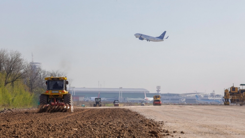 Avanza la obra en pista en el Aeropuerto Internacional de Ezeiza: aumentará la seguridad y capacidad de las operaciones