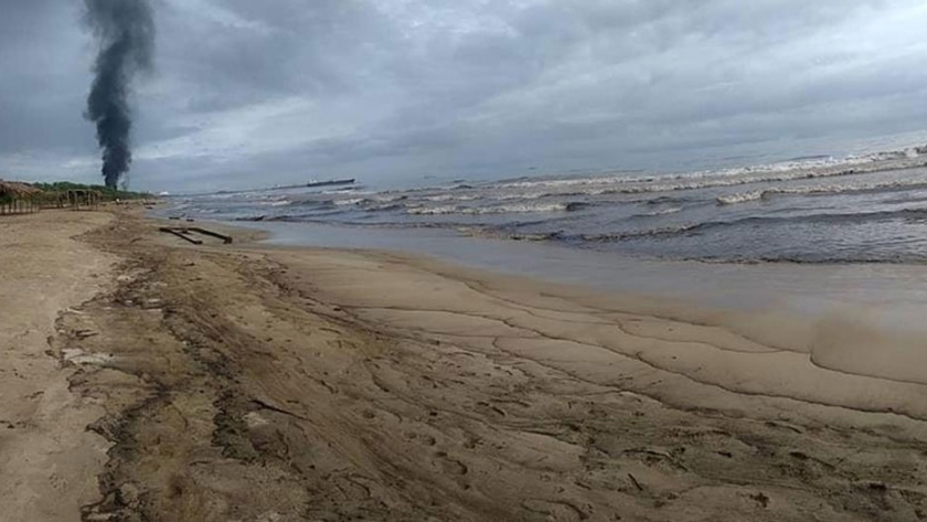 Alertan del riesgo ambiental tras un derrame petrolero en las costas de Venezuela