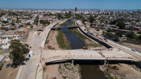Schiaretti supervisó la construcción del nuevo puente Sargento Cabral