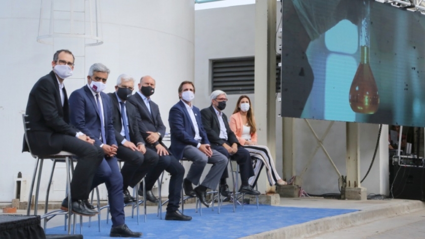 Perotti y Domínguez participaron de la puesta en marcha de una planta de producción de enzimas y proteínas en San Lorenzo