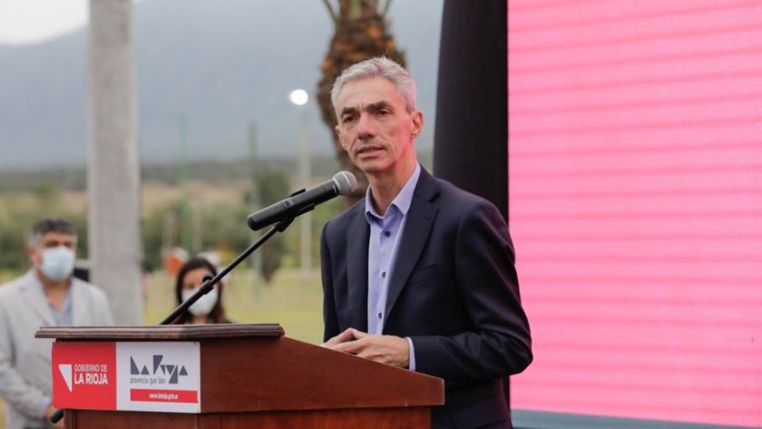 Meoni visitó el aeropuerto de La Rioja, acompañó el lanzamiento de "Rioja Bus" y anunció la llegada de la SUBE a la provincia