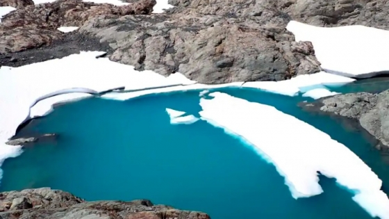 El fenómeno del verano patagónico: caminar sobre nieve en El Bolsón