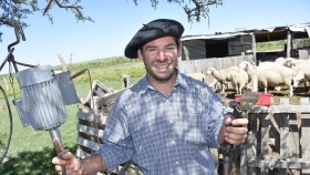 Un productor que esquila y que ama la vida del campo