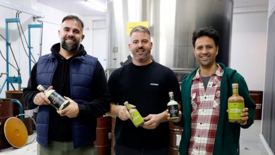Con pistacho, miel y sal de mar, tres marplatenses crean el primer licor artesanal del país