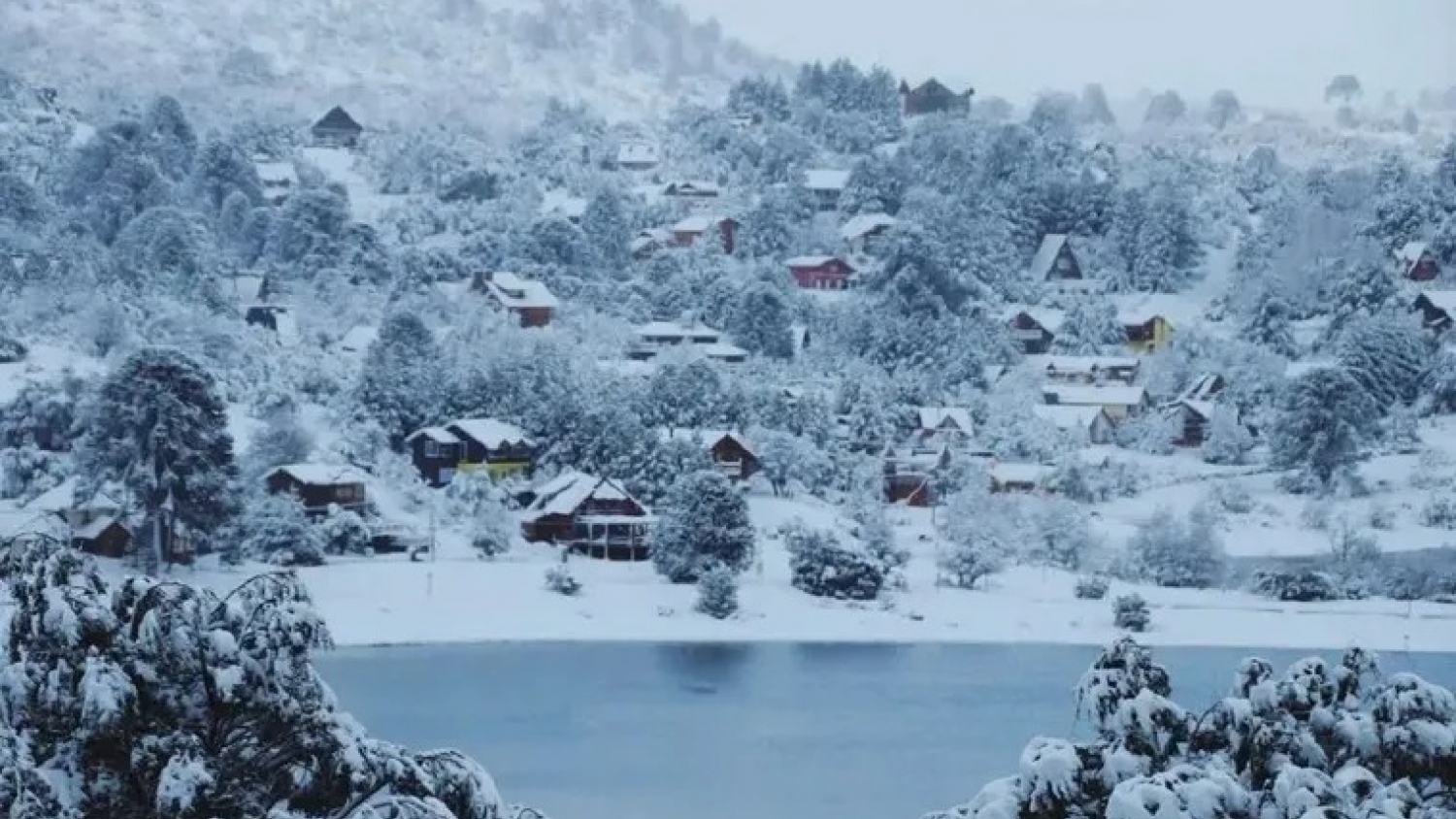 Villa Pehuenia, el pueblo que ofrece nieve, lagos y bosques únicos
