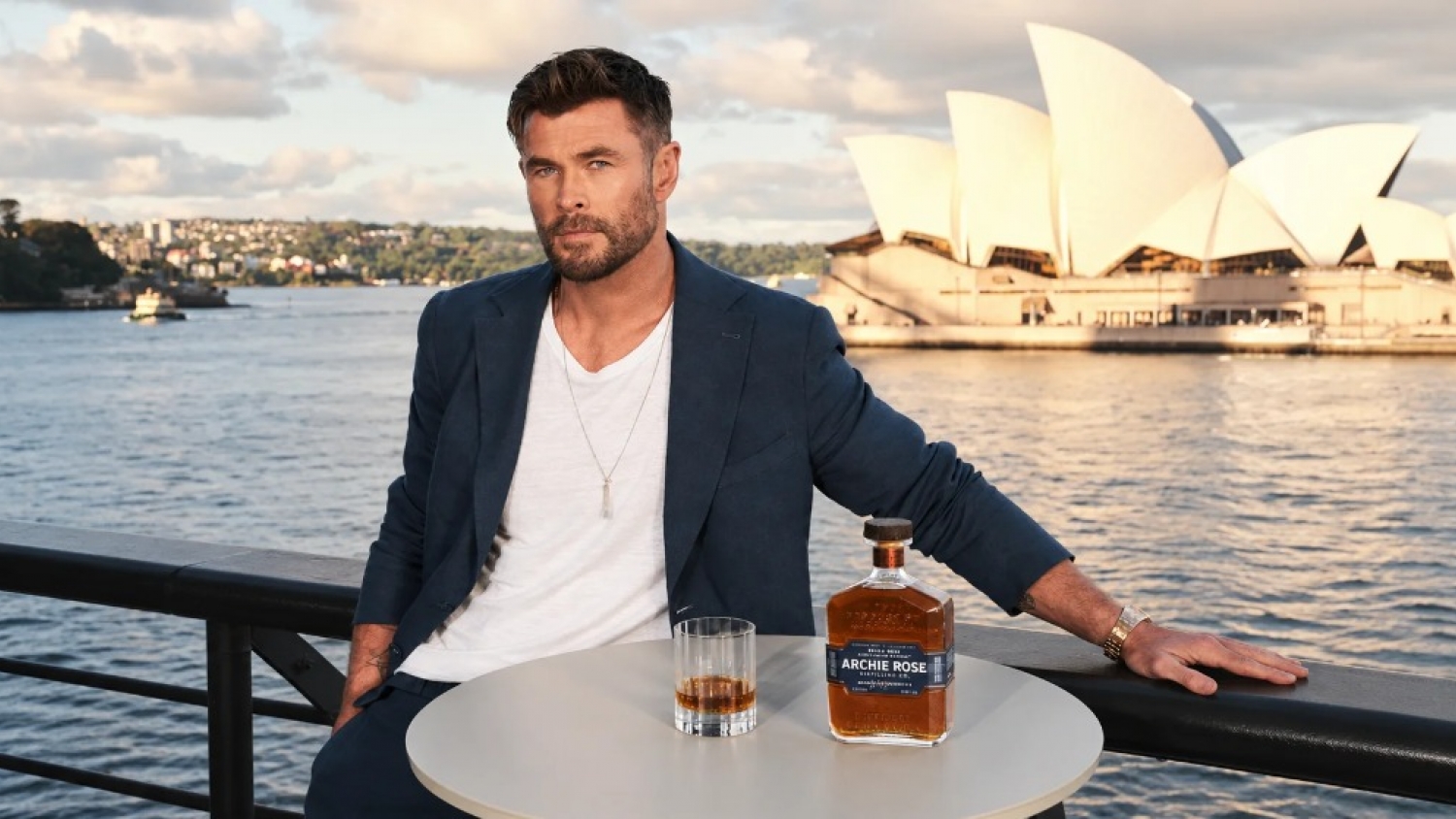 Chris Hemsworth apuesta al negocio del whisky con Archie Rose