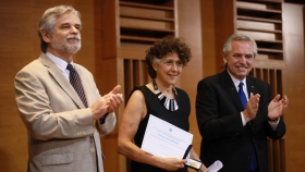 El Presidente entregó a la Dra. Andrea Gamarnik el Premio Investigador/a de la Nación Argentina