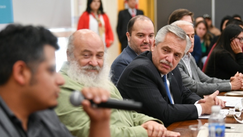 El presidente encabezó la firma de convenios entre cooperativas de la economía popular y la cadena de supermercados Chango Más
