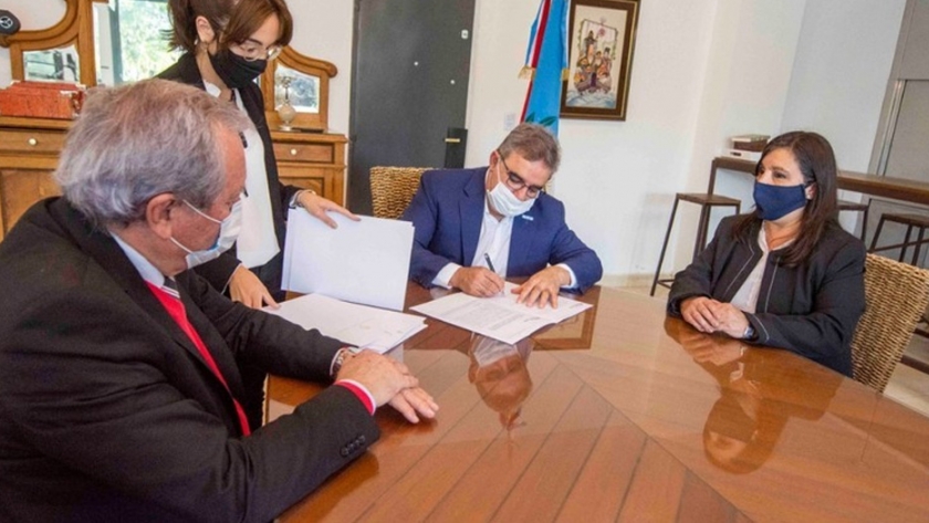 Raúl firmó convenios por $ 3.600 millones y elogió la decisión de postergar visita oficial