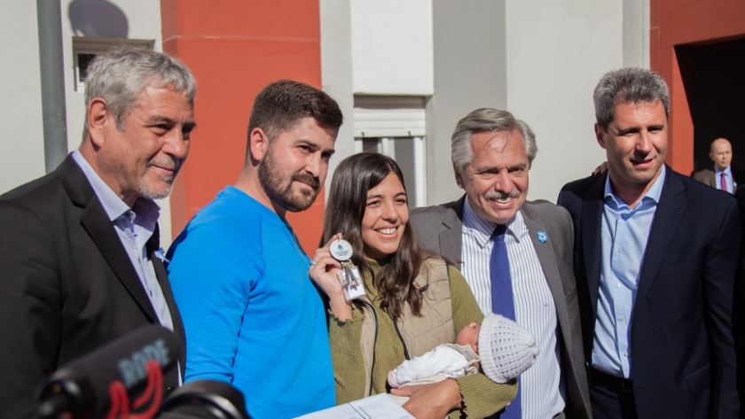 El presidente Fernández acompañó a Sergio Uñac en la entrega del barrio Gran Libertador