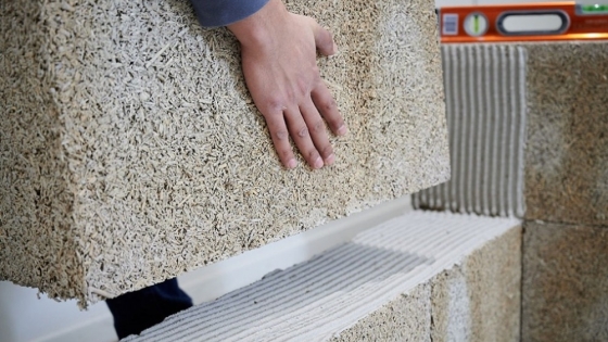 Un nuevo bloque aislante promete reducir 30% el consumo energético y transformar la construcción sostenible