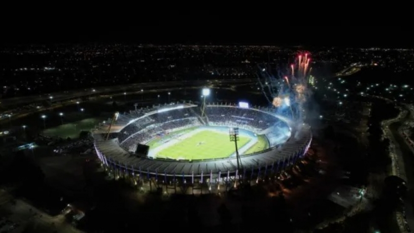 Hito en el fútbol argentino: el Mario Alberto Kempes iluminado con soja cordobesa