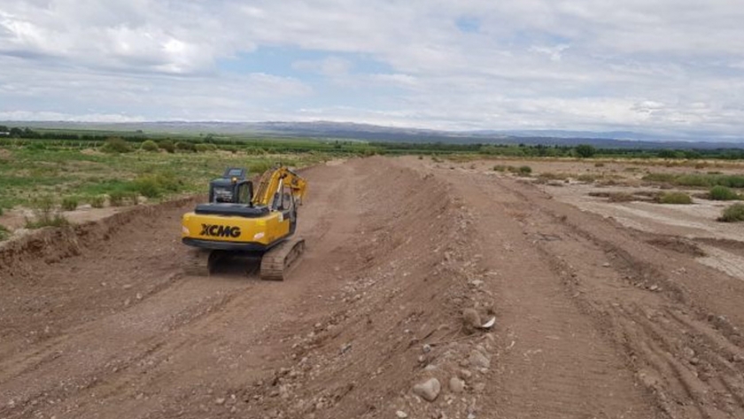 Ugarteche: Comenzaron los trabajos de reconstrucción de terraplén y desembanque del arroyo Costa Esperanza