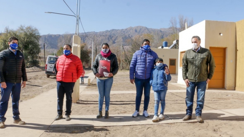 "Nosotros más que una vivienda entregamos un hogar", aseguró el Gobernador