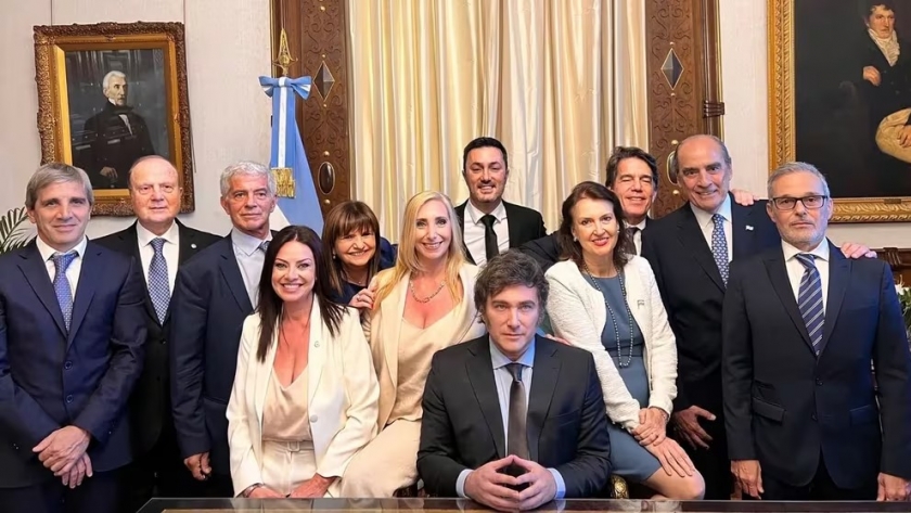 Milei firmó su primer decreto para la reforma del Estado: se reducen a 9 los ministerios