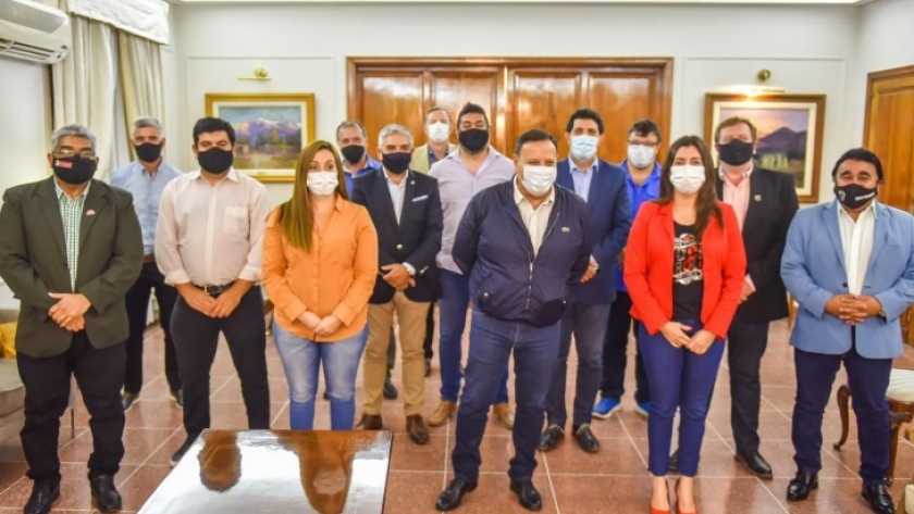 El gobierno provincial asiste a los productores olivícolas para levantar la cosecha