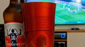 Budweiser lanzó un vaso de colección con la imagen de Messi