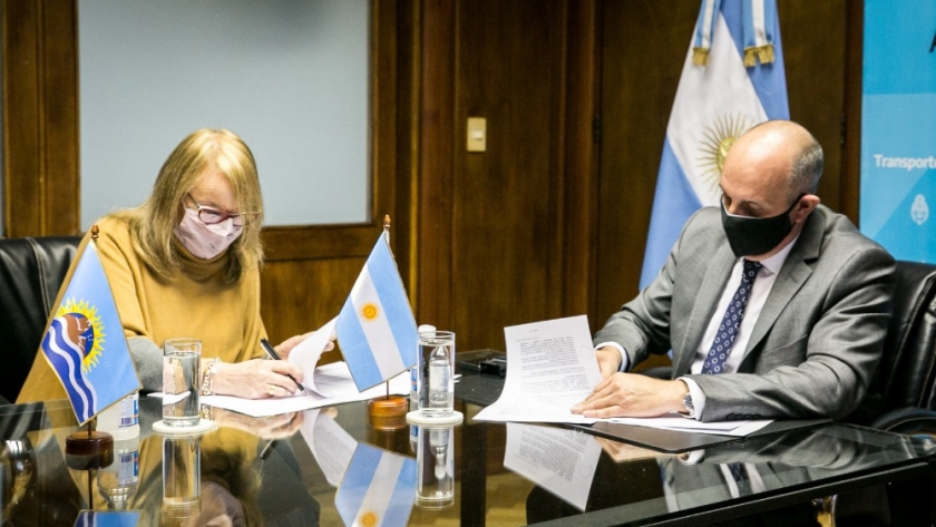 El ministro Guerrera y la gobernadora Kirchner firmaron convenios para obras en terminales, puertos, aeródromos y aeropuertos en Santa Cruz