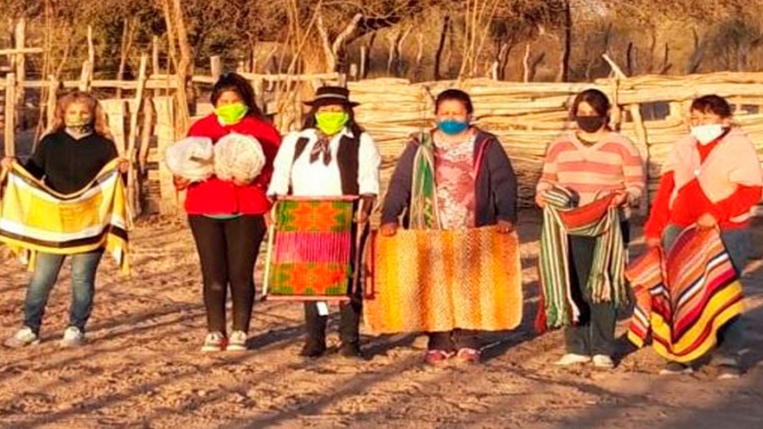 Hiladoras y tejedoras del desierto de Lavalle ofrecen sus lanas artesanales en la ciudad