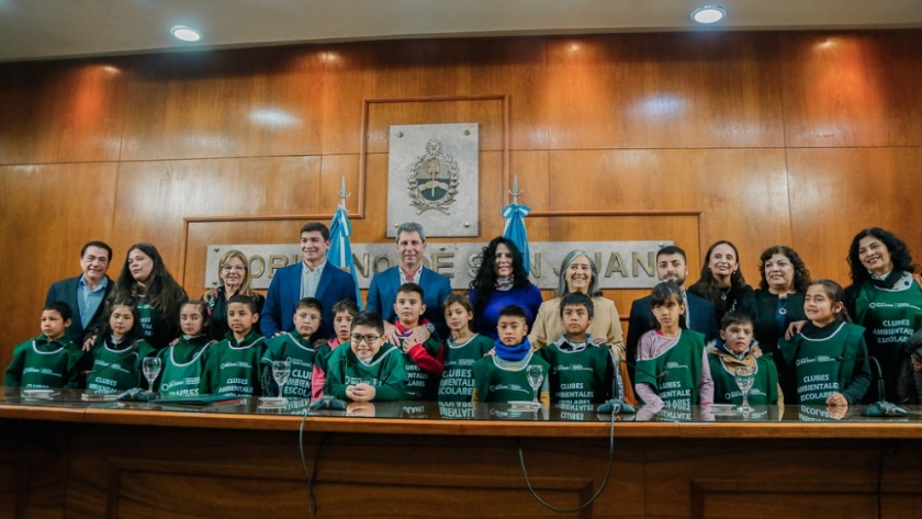 El gobernador Uñac tomó la Promesa del Club Ambiental escolar y firmó convenios