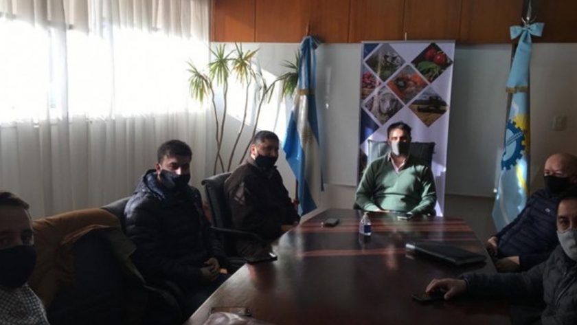 Meseta Central: Provincia trabaja junto a Jefes Comunales e Intendentes para prevenir el avance de tucuras y predadores en establecimientos productivos