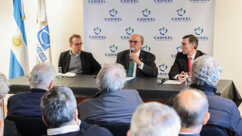 Mendiguren ante industriales de CADIEEL: “Está en juego volver al financierismo o seguir yendo al desarrollo nacional”