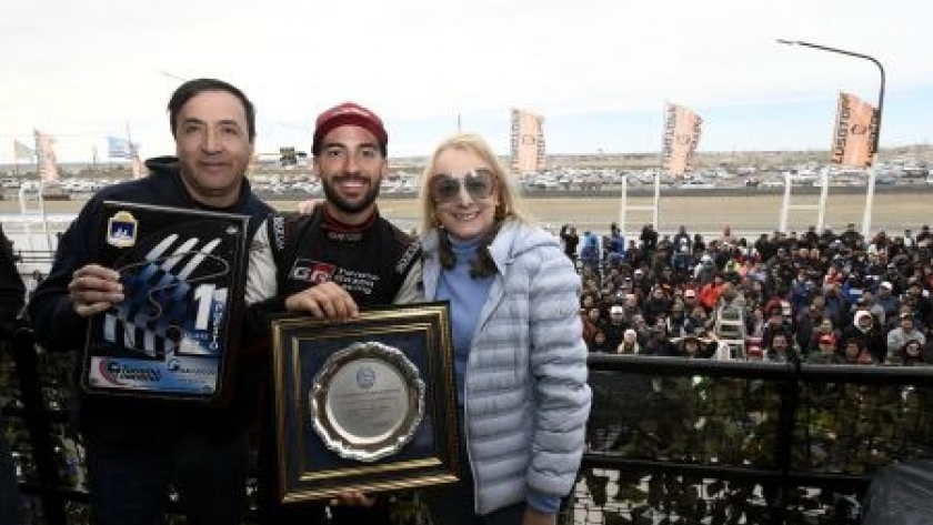 Alicia estuvo en el podio junto a los ganadores de la Clase 3 del Turismo Nacional en Río Gallegos