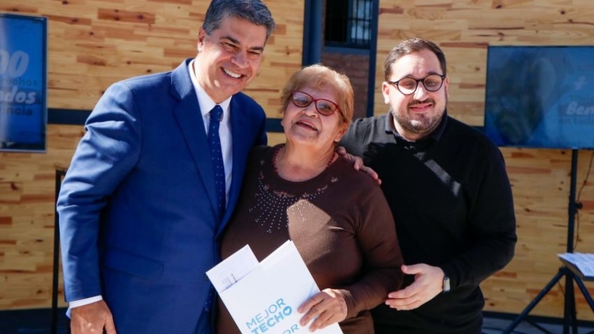 Mejor techo, mejor vida: capitanich entregó más tarjetas del programa de refacción de viviendas
