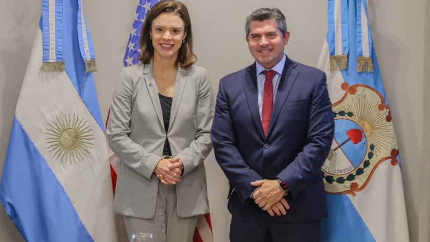 Estados Unidos apunta a más cooperación en San Juan: encuentro clave entre Marcelo Orrego y Abigail Dressel