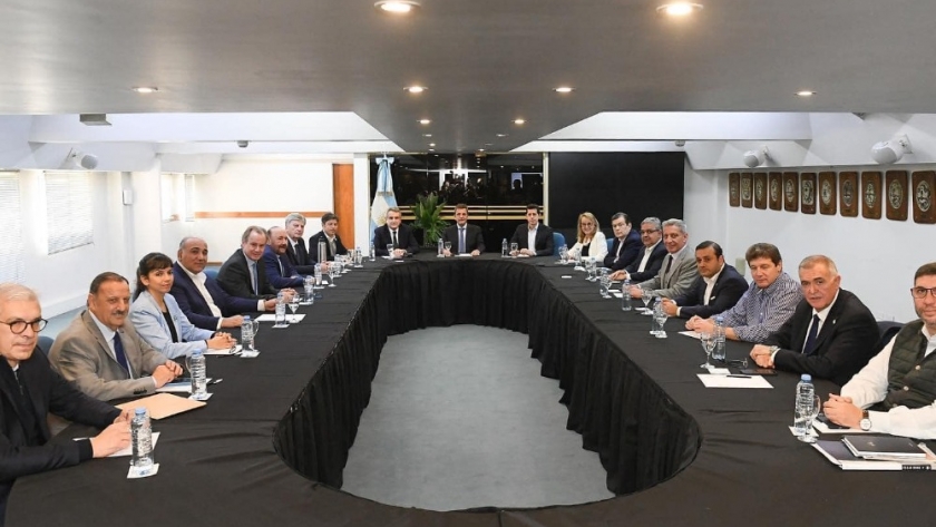 Zamora participa de una reunión junto a los candidatos Sergio Massa y Agustín Rossi