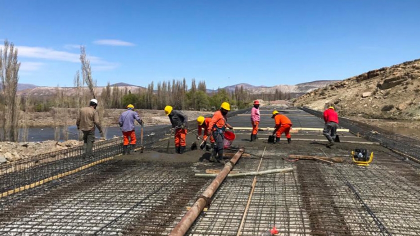 Colocan hormigón al nuevo puente sobre el río Curi Leuvu