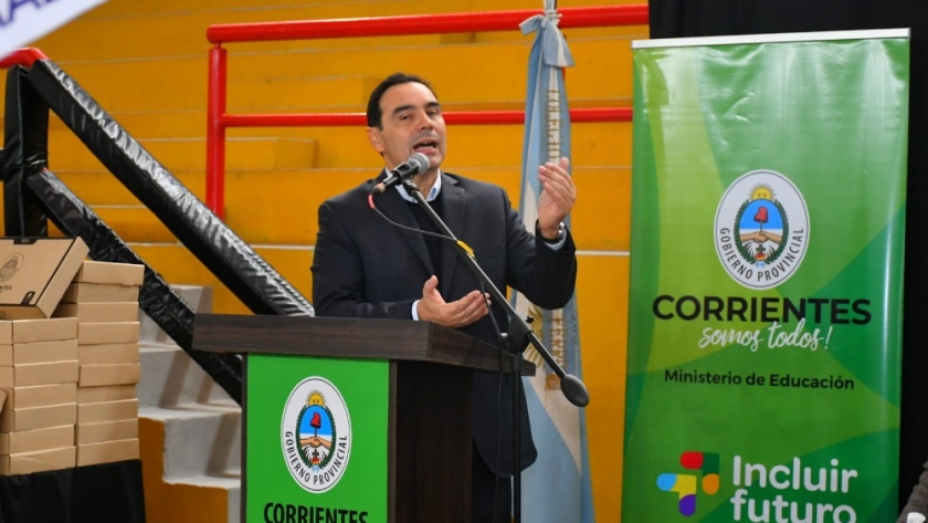 Valdés entregó notebooks en Capital y anunció la compra de otras 45 mil para garantizar el acceso al conocimiento
