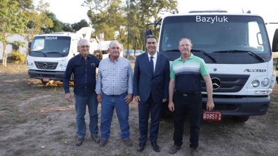 El gobernador entregó cuatro camiones grúas a cooperativas eléctricas rurales