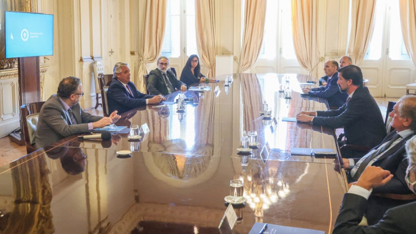 El Presidente firmó un acuerdo por el que se rebajarán hasta un 30 por ciento los precios de 10 cortes de carne populares