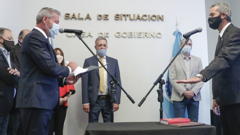 Arcioni le tomó juramento a Nicolás Cittadini como nuevo presidente del Instituto Provincial del Agua 