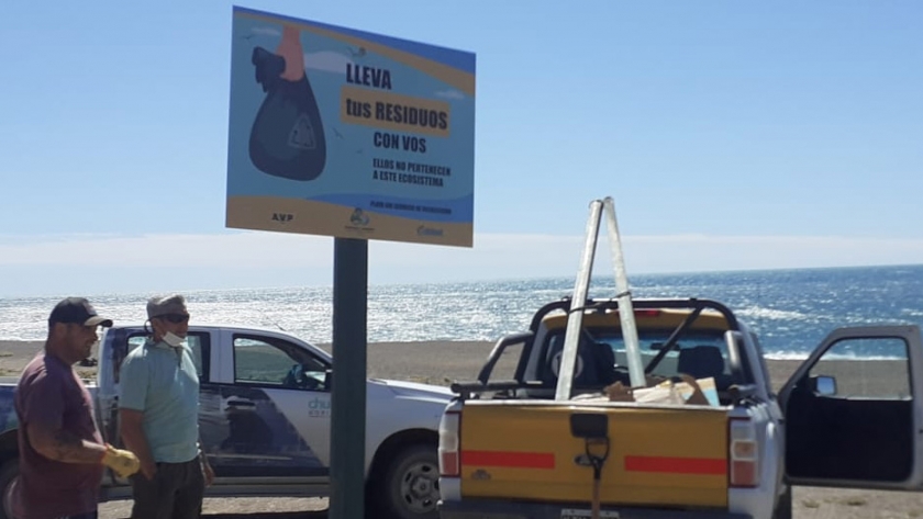 Ambiente instala cartelería en playas para evitar el abandono de residuos
