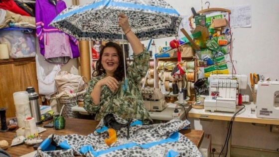 Romina Palma y Cazaparaguas: cómo transformar paraguas desechados en moda sustentable