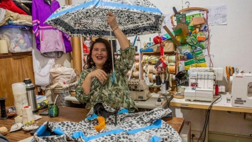 Romina Palma y Cazaparaguas: cómo transformar paraguas desechados en moda sustentable