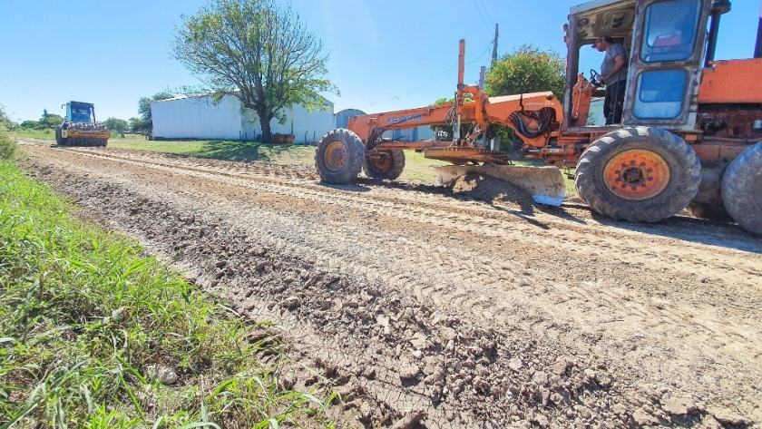 Vialidad trabaja en la conservación de caminos productivos de Cerrito