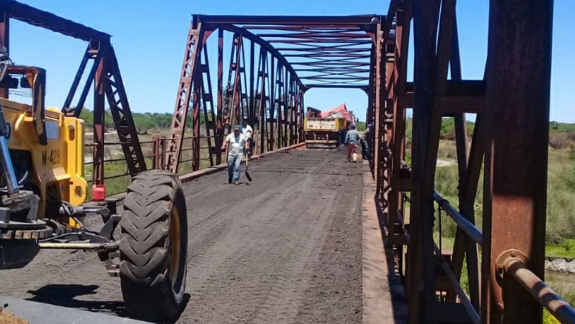 Mejoran la transitabilidad en el puente Paso Bravo del departamento Feliciano