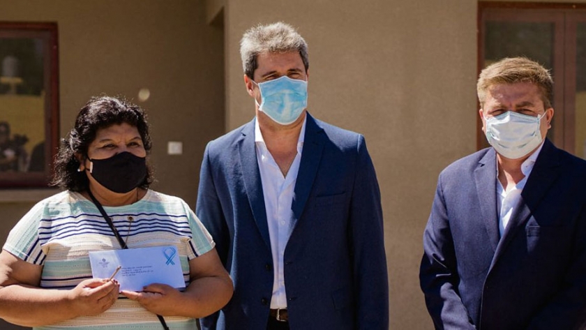Uñac entregó viviendas a 20 familias de Villa Mercedes en Jáchal