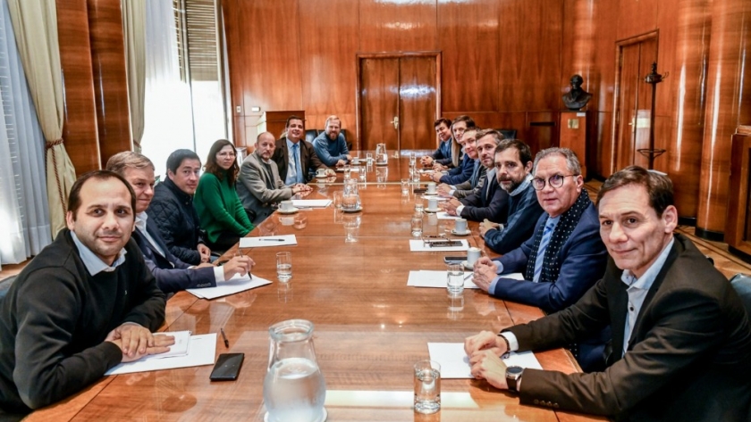 Batakis se reunió con funcionarios e intendentes bonaerenses en el Palacio de Hacienda