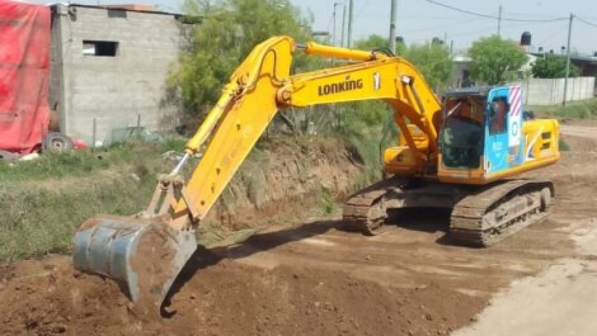 La municipalidad realiza trabajos de limpieza y mantenimiento de canales y caminos Vecinales