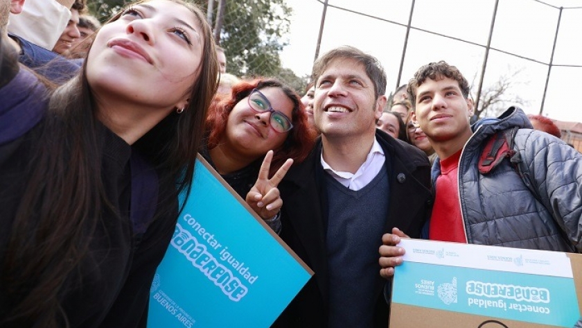Kicillof entregó 278 computadoras personales a estudiantes de San Miguel