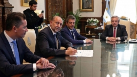 Acueducto Santa Fe - Córdoba: Perotti firmó el convenio de garantía entra la República Argentina y el Fondo Kuwaití