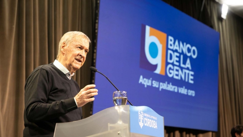 Schiaretti entregó 335 préstamos del Banco de la Gente