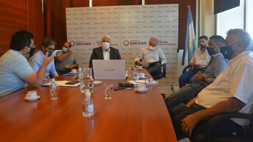 El ministro Díaz Cano se reunió con representantes de la Cámara Argentina de Fabricantes y Exportadores de Mosto