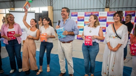 <Charata: el gobernador entregó kits educativos y beneficios de la fundación Chaco Solidario a proyectos con impacto social