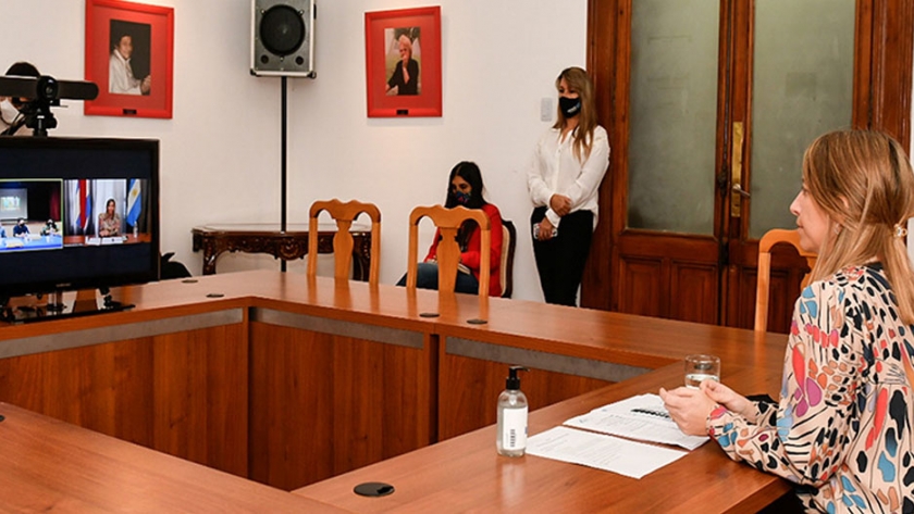 Stratta presenció la apertura de sobres para ampliar la red de gas natural en Federal