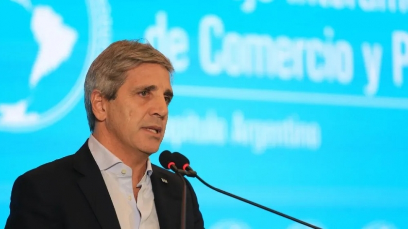 Caputo refuerza su estrategia antiinflacionaria con los supermercados y presiona para frenar subas